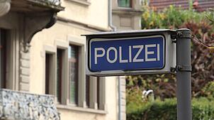 Das Polizeirevier Überlingen (hier in einem Symbolfoto) ermittelt derzeit in mehreren ungewöhnlichen Überfällen in der Innenstadt.