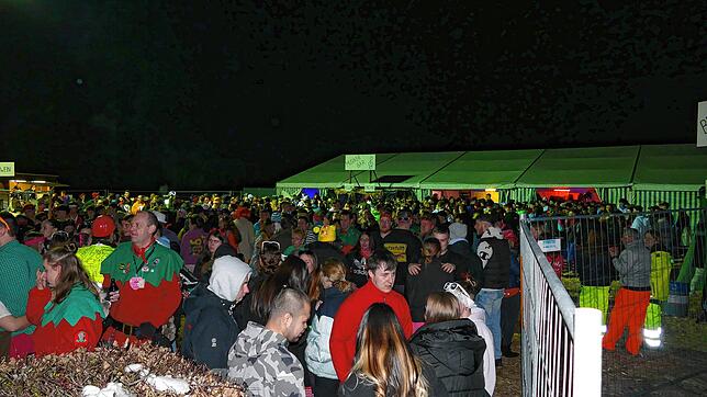 500 Gäste verlassen Ende Januar nach der Reizgas-Attacke das Narrendorf der Wetti-Zunft. Nachdem das Festzelt durchlüftet ist, kann die ...
