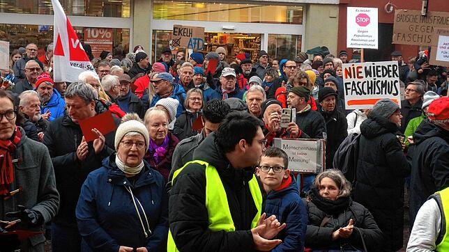 Blick auf die Kaiserstraße vom Rathaus aus: Viele waren im Januar 2024 gekommen, um für die Demokratie und gegen Rechts zu demonstrieren.
