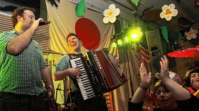 Holger Mayer am Akkordeon und Tobias Klein als „Lausbuba“ bringen bei der Fasnachtsparty Stimmung in die Mägdeberghalle.