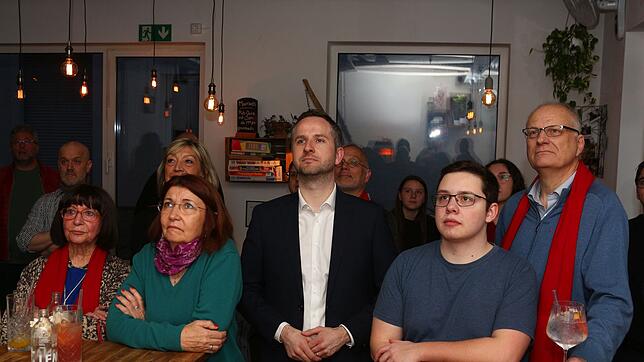 SPD-Mitgliedern ist am Sonntagabend beim Blick auf die erste Wahlprognose in der Mini-Bar in Friedrichshafen nicht nach Feiern zumute. ...