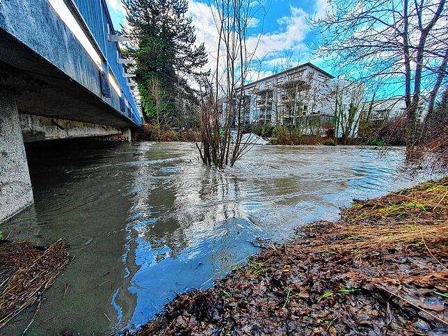 Sehr viel Luft ist hier nicht mehr, die Wohnhäuser an der Aach in Oberuhldingen sind hier massiv von Hochwasser bedroht. Das Bild zeigt ...