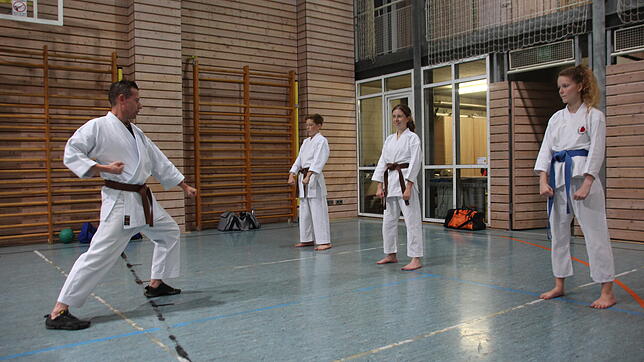 Training beim Karatedojo (von links): Rolf Kempter zeigt seinen Kindern Mika und Jana sowie Vanessa Trautmann eine Kata vor. Mit Katas ...