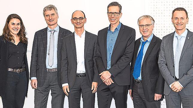 Anna Büchl (von links), Patrick Hoyer (beide Fraunhofer-Gesellschaft), Alexander Reiterer (Fraunhofer IPM), Christoph Müller ...