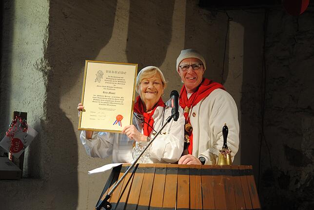 Goldener Hering: Der Heringsesserorden 2019 geht an Rita Mosel. Zunftmeister Joe Keller würdigte damit namens der Narro-Zunft die ...