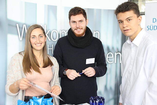 Auch der SÜDKURIER war beim 28. Karriertag wieder mit dabei: Georgina Khmis und Julian Kopp klären Felix Hauser über eine Ausbildung im ...