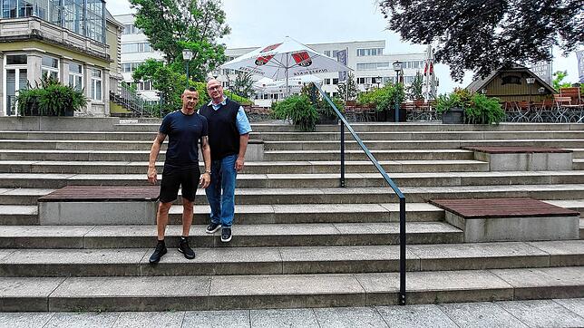 Unter anderem hier auf der Treppe zwischen Biergarten und Restauranttheke saßen sonst Hunderte Fans und fieberten mit der deutschen ...