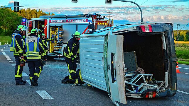 Der Kleintransporter ist zur Seite gekippt. Die Insassen konnten sich selbständig retten.
