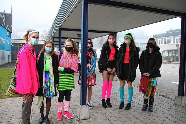 Einige Schülerinnen der Realschule Stühlingen in der kleinen Pause, bevor die Narren sie besuchten. Trotz der Auflagen während der ...