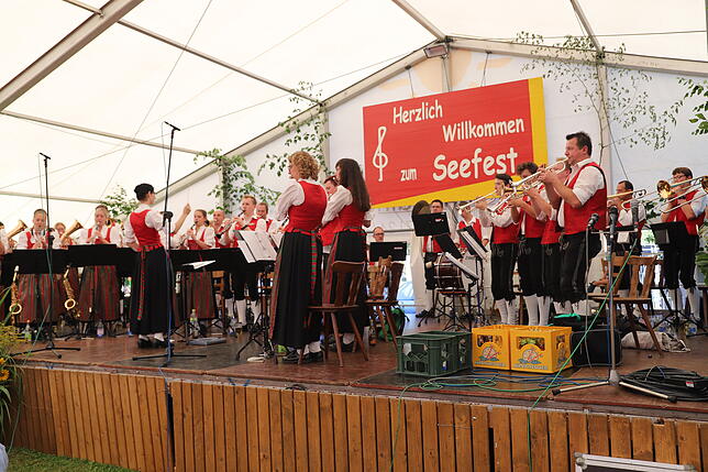 Der Sonntag stand ganz im Zeichen der Blasmusik. Vom Frühschoppen bis zum frühen Nachmittag spielten die Mitglieder des Musikvereins ...