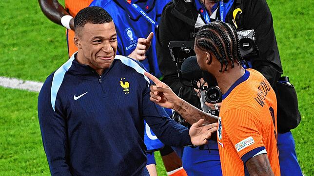 Frankreichs Kylian Mbappe (l) und Georginio Wijnaldum von den Niederlanden unterhalten sich nach dem Spiel.