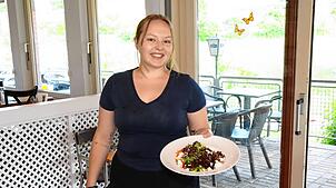 Sini Manns serviert im Unterkirnacher Save am Schlossberg einen der Salatteller mit frischen Zutaten.
