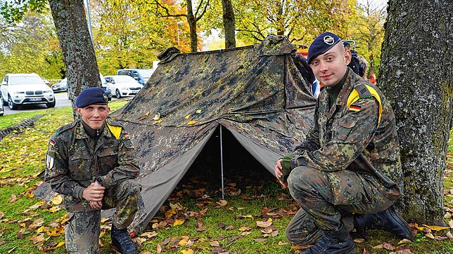 Die Soldaten Björn Schmidt (li.) und Jan Röper am Tengener Schätzele-Markt. Hier haben die Soldaten der Bevölkerung gezeigt, was die ...