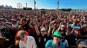 Bei strahlendem Sonnenschein feierten 56.000 Besucher auf dem diesjährigen Southside Festival. Nun sind die ersten Künstler für das ...
