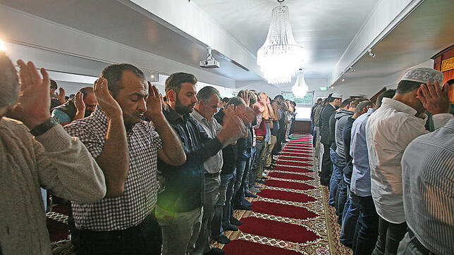 Überlinger Muslime beim Gebet in der Moschee in Altbirnau. Während des Ramadans dürfen sie zwischen Sonnenaufgang und -untergang nichts ...