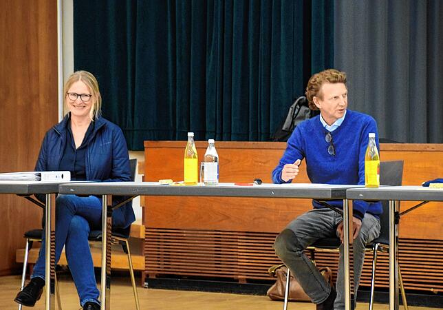 Bernadette Siemensmeyer vom Planungsbüro 365 Grad (links) und Johannes von Bodman stellten die Pläne für den Mooshof im Gemeinderat von ...