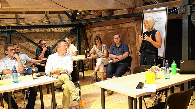 Projektleiterin Monika Studinger (rechts) gab im frisch sanierten Zechenwihler Hotzenhaus ein Inputreferat zum Thema Innovation und ...