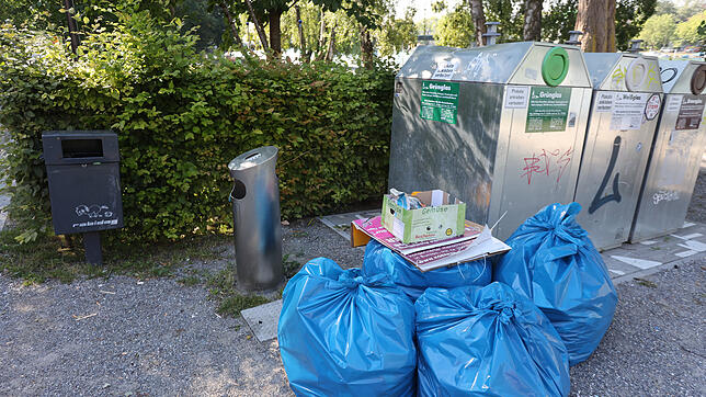 Gerade an Wochenenden kann sich der Abfall in öffentlichen Mülltonnen an den beliebten Orten von Konstanz türmen. Weil es nicht genug ...