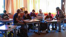 Schulalltag in der ausgelagerten Klasse der Schule am See. Außerhalb des Klassenzimmers kommt es nach und nach zu mehr ...