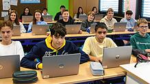 Die Schülerinnen und Schüler arbeiten im Unterricht an Laptops statt auf Papier: hier die Klasse 8b der Robert-Schuman-Realschule ...