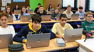 Die Schülerinnen und Schüler arbeiten im Unterricht an Laptops statt auf Papier: hier die Klasse 8b der Robert-Schuman-Realschule ...
