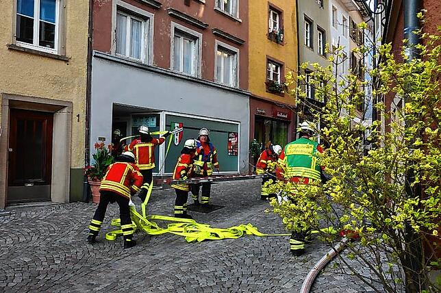 Laufenburger Feuerwehrleute bereiten die Schläuche zur Wasserversorgung sowie Steckleitern vor.