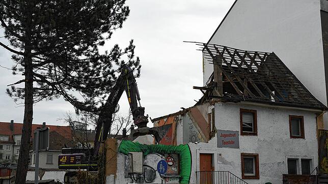 Jetzt sieht man den Abriss des früheren Teestuben-Gebäudes auch von der Hauptstraße aus: Ein Teil der markanten Fassade ist schon ...
