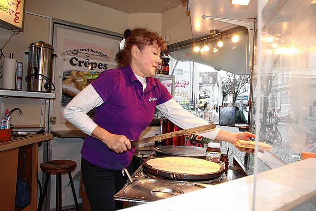 Bild 4: Auch ohne Weihnachtsmarkt eine süße Erinnerung an bessere Zeiten: Michaela Wussow verkauft seit 34 Jahren in Konstanz Crêpes &ndash; ihr Stand steht jetzt in der Sigismundstraße