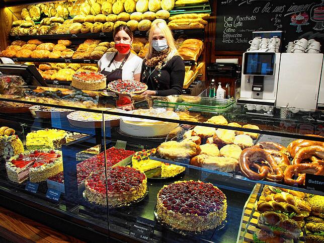 Gut gefüllt ist die Theke der Bäckerei Schoch in Rielasingen. Chefin Isabelle Burkart-Marinovic (rechts) und die Verkaufsleiterin Nadine ...