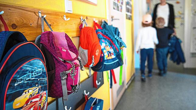 Kinderrucksäcke hängen im Eingangsbereich in einem Kindergarten. Eine Maskenpflicht gibt es im Kindergarten für die Kinder nicht, da ...