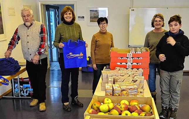 Heike Gotzmann (Zweite von links) mit ihrem Team beim Einpacken der Weihnachtsgrüße.