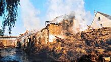 Am Morgen nach der Brandnacht am 13. September 1999 wird der durch das Feuer verursachte Schaden erst richtig deutlich. Löscharbeiten ...