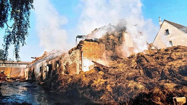 Am Morgen nach der Brandnacht am 13. September 1999 wird der durch das Feuer verursachte Schaden erst richtig deutlich. Löscharbeiten ...