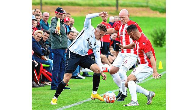 Der Aasener Philipp Maus (links) versucht, an Florian Herbst und Georg Gür (rechts) vom FC Pfaffenweiler vorbeizukommen. Aasen zeigte ...