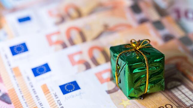 Arbeitnehmer dürfen sich in Deutschland ab und an über Weihnachtsgeld freuen. Ein Verein will nun auch Bürgergeld-Empfängern einen Bonus ...
