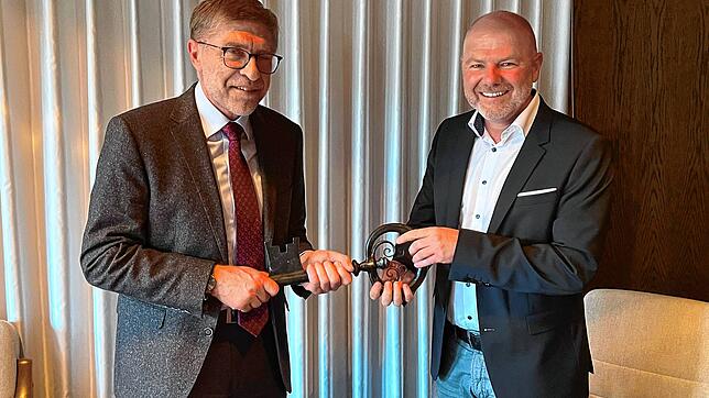 Bis zum 1. Juni ist Bürgermeister Georg Eble noch im Amt. Den symbolischen Schlüssel hat er seinem Nachfolger Rainer Stoll bei der ...