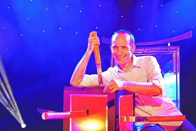Der Illusionskünstler Mr. Joy, wie sich Karsten Strohhäcker nennt, kommt für zwei Vorstellungen nach Wutöschingen und stellt sein neues ...