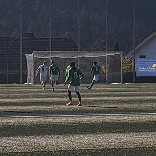 Tennenbronns Yannik Richter überlupft Furtwangens Christoph Wehrle und trifft zum 1:0