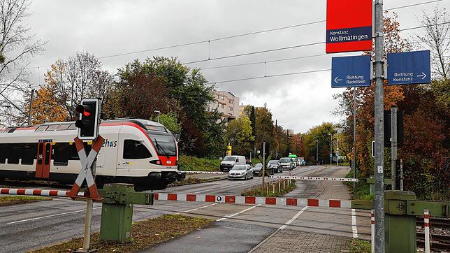 Auch die Autos, die den Bahnübergang Konstanz-Wollmatingen in Richtung Industriegebiet überqueren möchten, warten wieder hinter ...