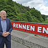 Winfried Hermann stellt an der A&nbsp;81 bei Geisingen eine Kampagne gegen illegale Autorennen und Raserei vor. Bild: dpa