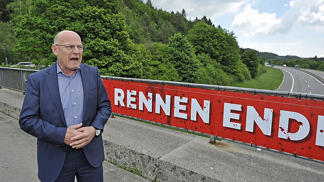 Winfried Hermann stellt an der A&nbsp;81 bei Geisingen eine Kampagne gegen illegale Autorennen und Raserei vor. Bild: dpa