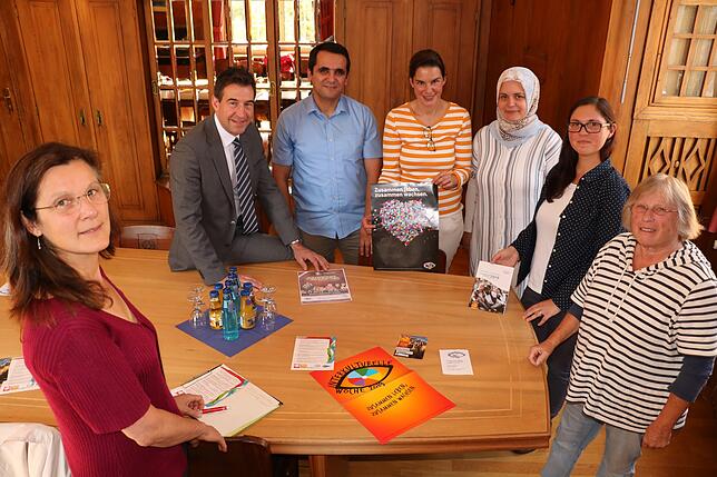 Die Organisatoren freuen sich auf die interkulturelle Woche (von links): Gabriele May, Oberbürgermeister Erik Pauly, Fatih Sems, ...