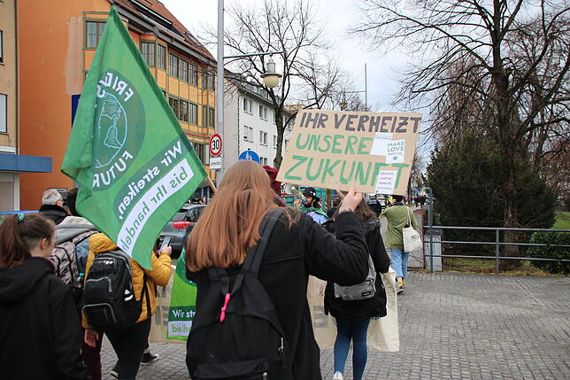 &bdquo;Ihr verheizt unsere Umwelt&ldquo; steht auf einem Plakat der Klimaaktivisten bei einer Demo im Januar.