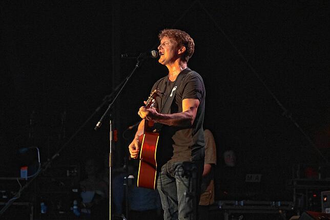 Singer- Songwriter James Blunt tritt am Samstag, 9. August, beim Stars in Town Festival auf. Der SÜDKURIER verlost fünf Mal zwei ...