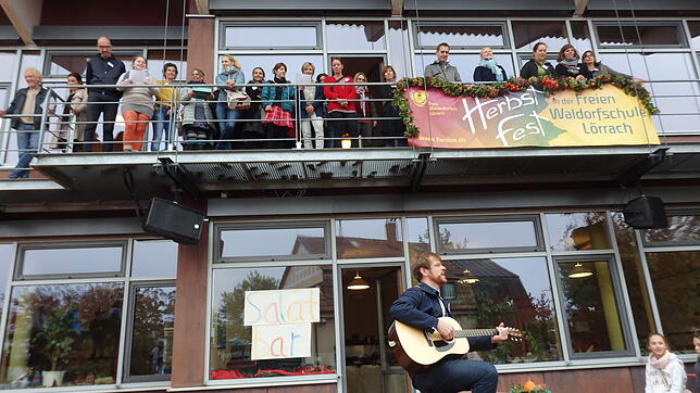 Von hoch oben gab es den Willkommensgruß für die vielen Gäste, die in den Herbstkanon einstimmen konnten, den Musiklehrer Kai Giesen an ...