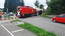 Ein Güterzug fährt über den Bahnübergang in der Tuttlinger Straße. Aktuell wird die Strecke der Ablachtalbahn nur für die touristische ...