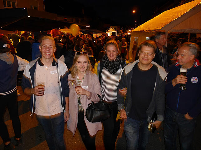 Timo Weber, Maike Glass, Sabrina Deggelmann und Michael Scholz (von links) freuen sich über einen perfekten Dorffestabend.