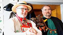 Der Träger des „Schwarzen Geißenmeckerers“ bei der Fastnacht 2025 ist Kristian Zolnai (rechts). Links Oberzunftmeister Johannes ...