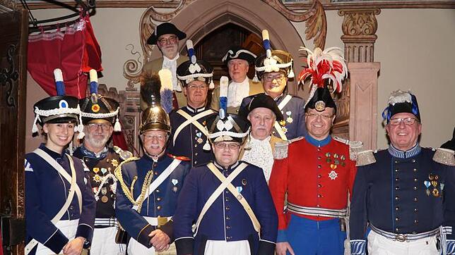 Der Kommandant der Villinger Bürgerwehr, Hans-Joachim Böhm (rechts) hatte die Freude, beim traditionellen Käsvesper im alten Rathaus ...