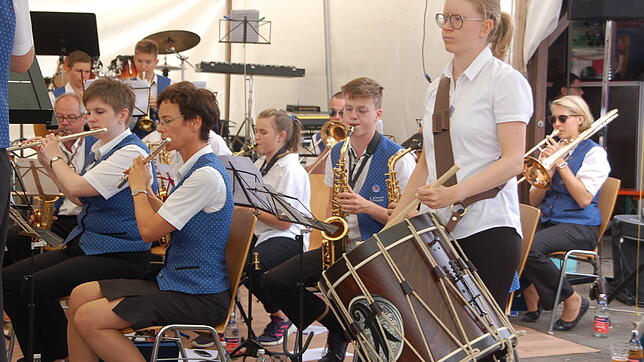 Tolle Stimmung, tolle Musik beim Meisler Dorffest: Beim Konzert des Musikvereins Minseln spielte Céline Ryffel auf der Basler Trommel.